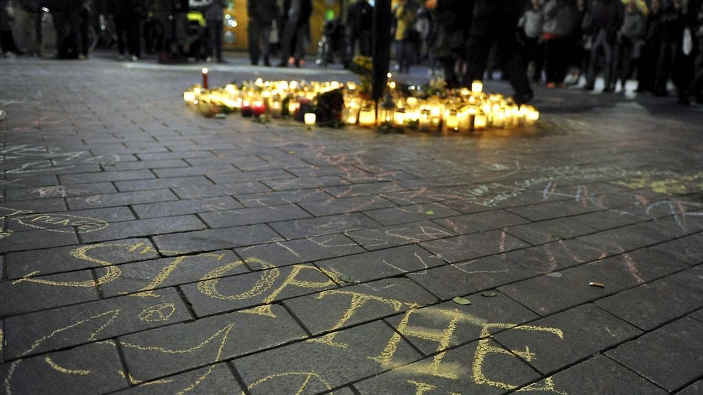 Kymmeniä ihmisiä kokoontui Helsingin Asema-aukiolle muistotilaisuuteen Helsingissä sunnuntai-iltana 18. syyskuuta 2016.