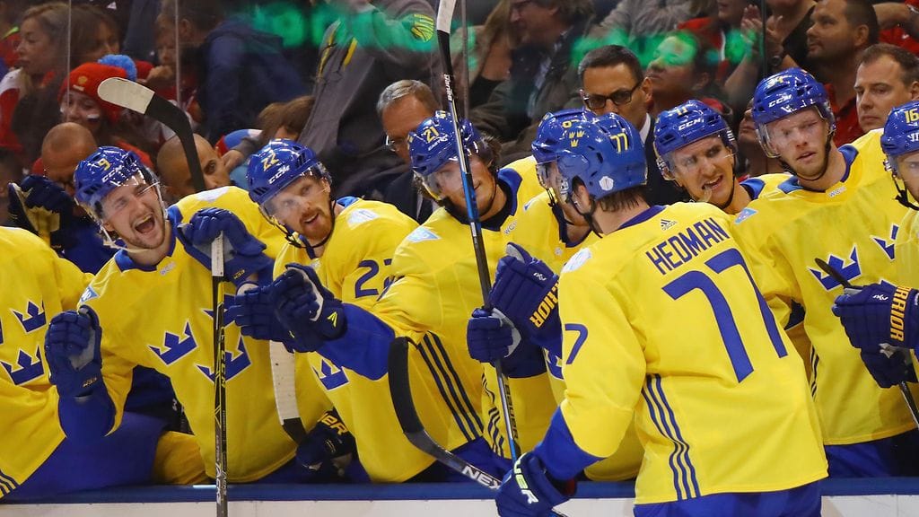 Victor Hedman ja koko joukkue juhlivat 2-0-maalia.