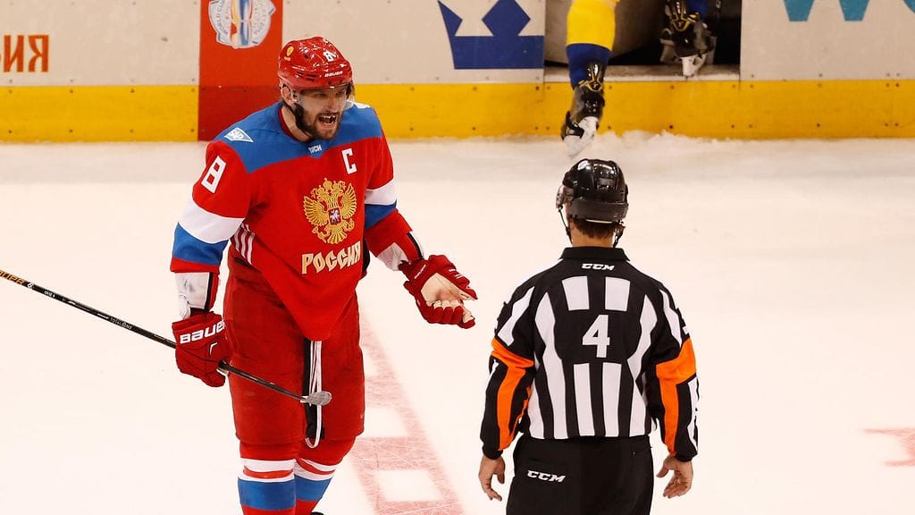 Aleksandr Ovetshkin yritti selvittää tuomareille, että kiekko osui hänen mailaansa. Turhaan.