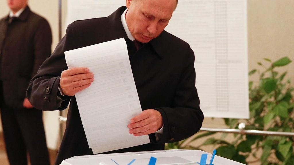 Presidentti Vladimir Putin duuman vaalien äänestyspaikalla Moskovassa 18. syyskuuta.