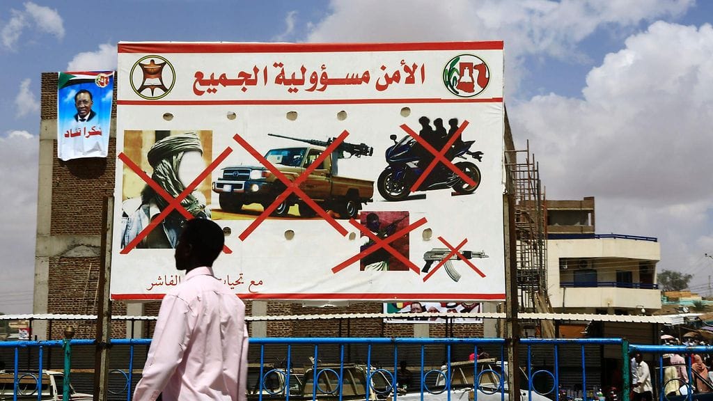 Arabiankielinen kyltti Sudanin Darfurin alueella muistutti 5. syyskuuta, että "turvallisuus on kaikkien vastuulla".