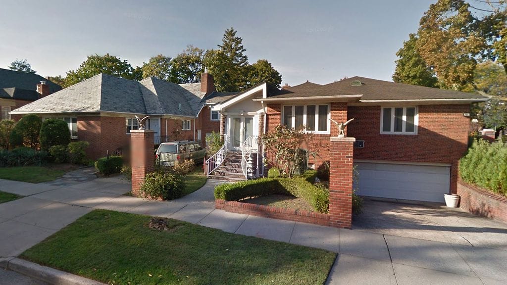 Ruumis löytyi tästä brooklynilaisesta talosta. Naapuri kuvailee talossa asunutta naista erakoksi.