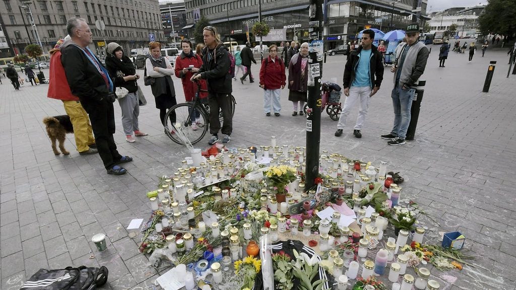 Muistokynttilöitä ja -kukkia Asema-aukiolla Helsingissä maanantaina 19. syyskuuta 2016. Asema-aukiolla 10. syyskuuta pahoinpideltiin mies uusnatsistisen Suomen vastarintaliikkeen mielenilmauksen aikana. Pahoinpitelyn uhri kuoli myöhemmin sairaalassa.