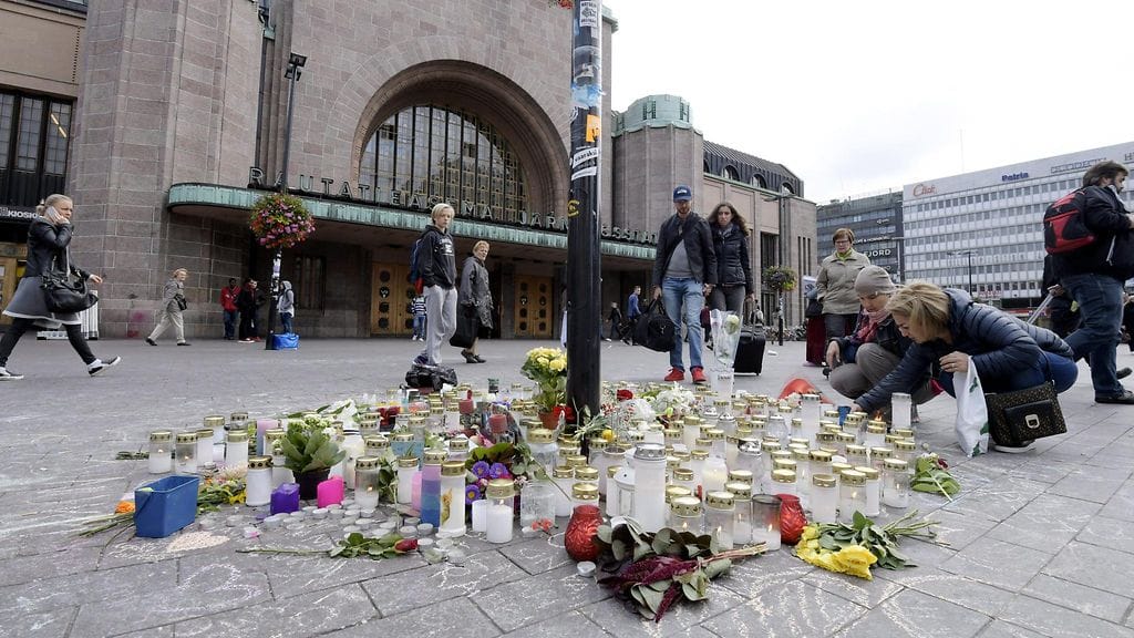 Muistokynttilöitä ja -kukkia Asema-aukiolla Helsingissä maanantaina 19. syyskuuta 2016. Asema-aukiolla 10. syyskuuta pahoinpideltiin mies uusnatsistisen Suomen vastarintaliikkeen mielenilmauksen aikana.