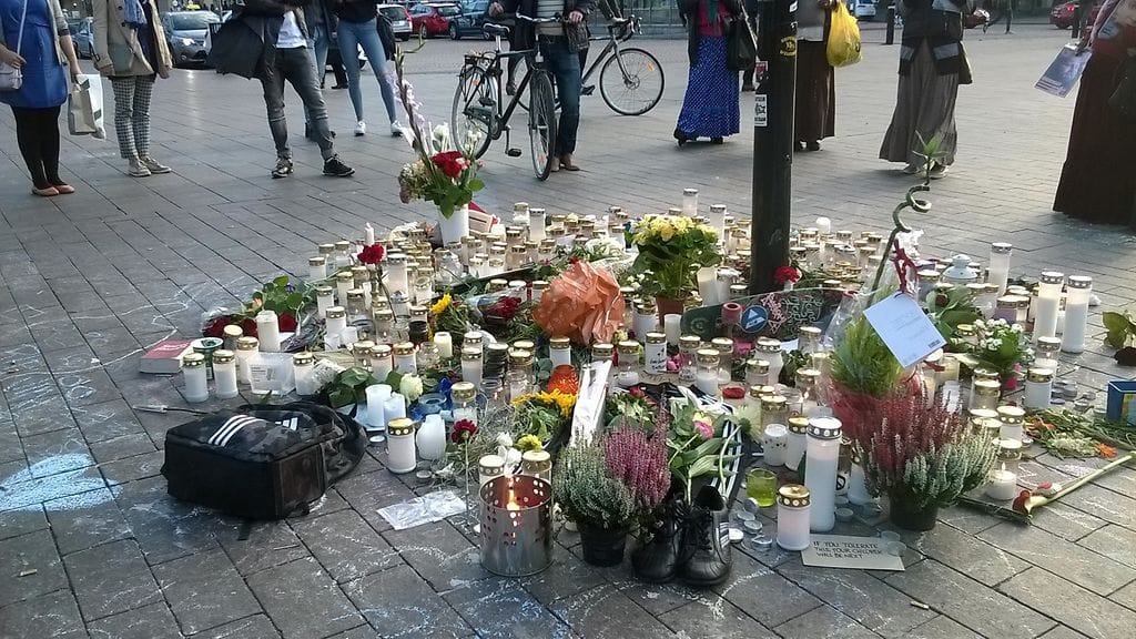 Ihmiset toivat maanantaina lisää kynttilöitä paikalle, jossa vuonna 1988 syntynyt mies pahoinpideltiin. Hän kuoli noin viikkoa myöhemmin.