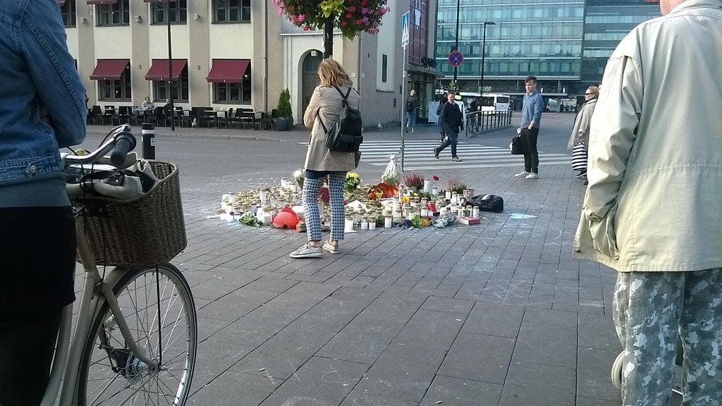 Kynttilä- ja kukkameri on kasvanut tänään Asema-aukiolla kuolemaan johtaneen pahoinpitelyn tapahtumapaikalla.