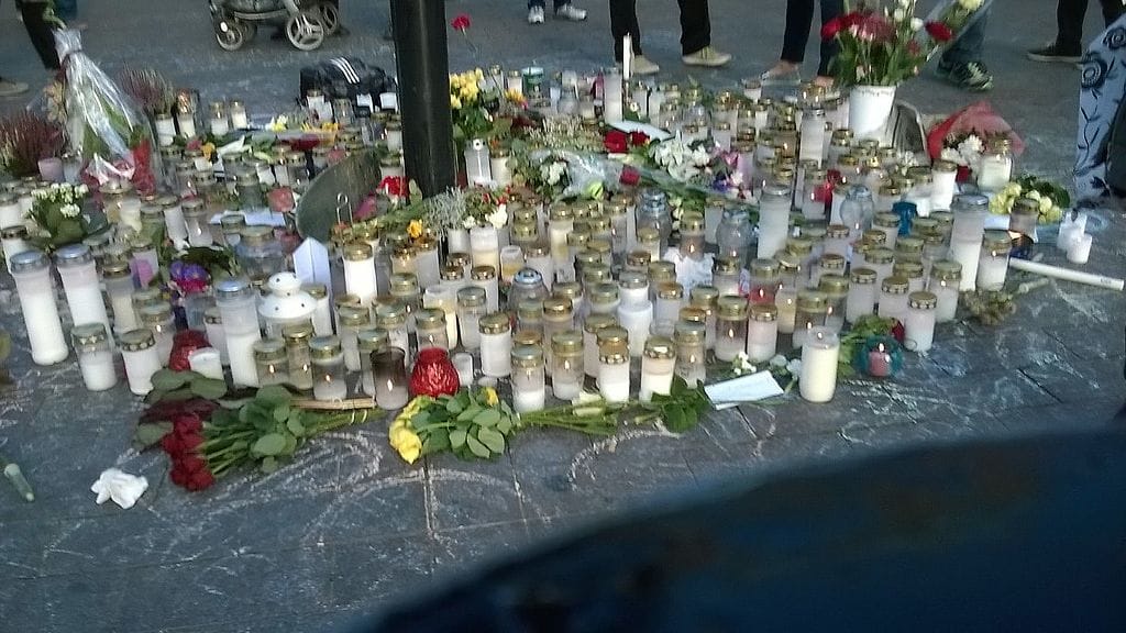 Asema-aukiolle tuotiin tapahtuman jälkeen kynttilöitä ja kukkia.