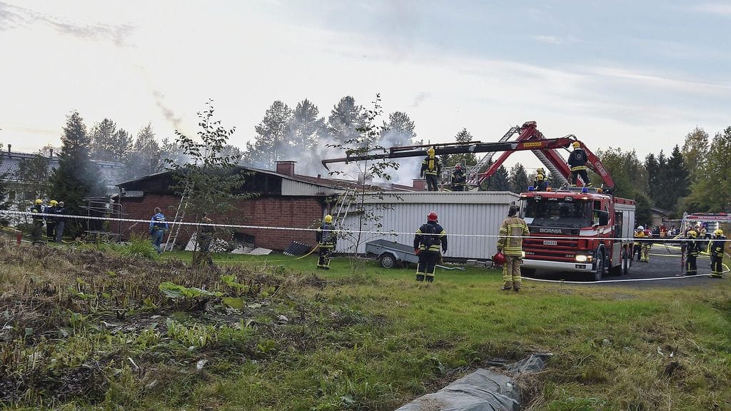 Jälkisammutus ja palopaikan raivaus palopaikalla jatkuvat yöhön saakka.