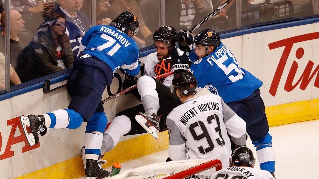 Aaron Ekblad koki kovia Leo Komarovin ja Valtteri Filppulan käsittelyssä.