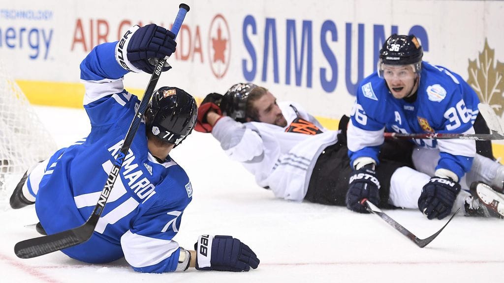 Leo Komarov ja Jussi Jokinen avauspelin taisteluissa.