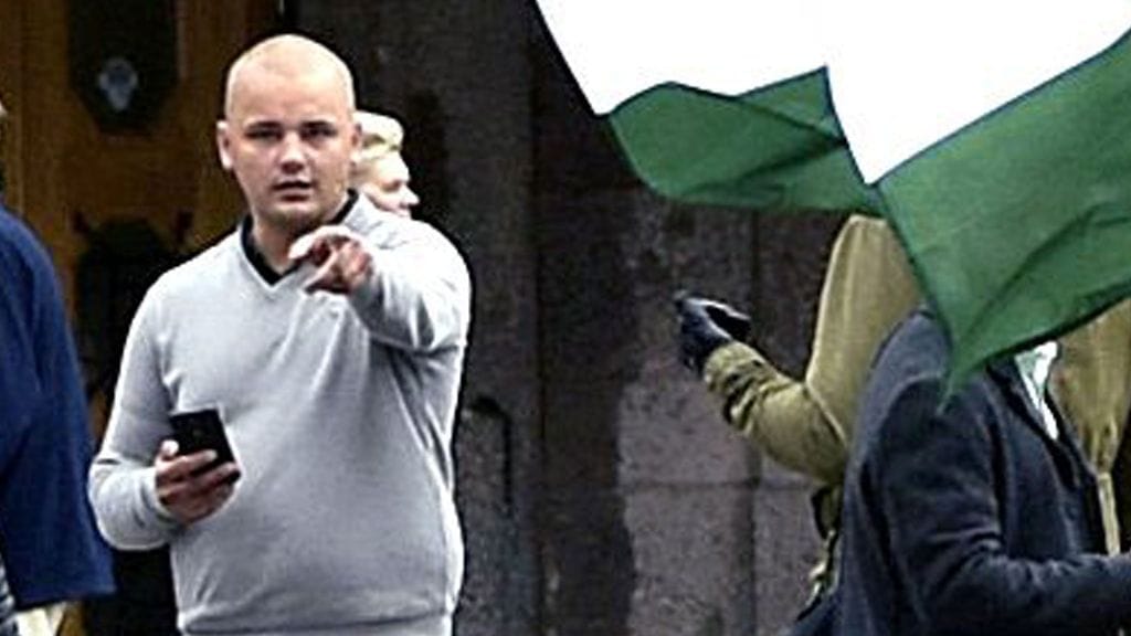 Pahoinpitelystä ja kuolemantuottamuksesta epäilty Jesse Eppu Oskari Torniainen tallentui Lehtikuvan ottamaan kuvaan Suomen vastarintaliikkeen mielenilmauksesta 10. syyskuuta.