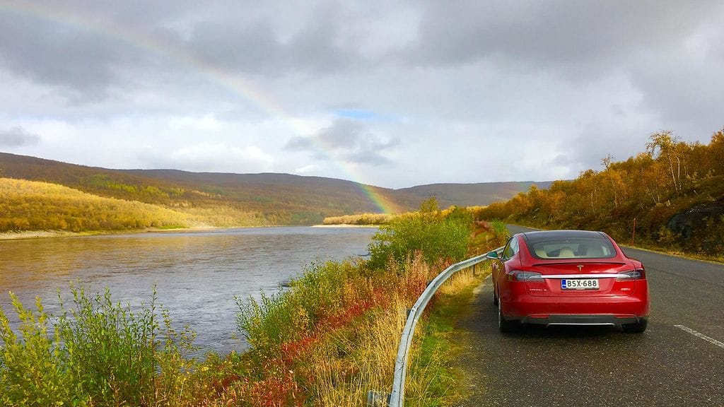 Tämä kuva saatiin napatuksi Ivalojoen rannalla. Lisää reissukuvia löytyy Tesla Clubin sivuilta, linkit jutun alussa ja lopussa.