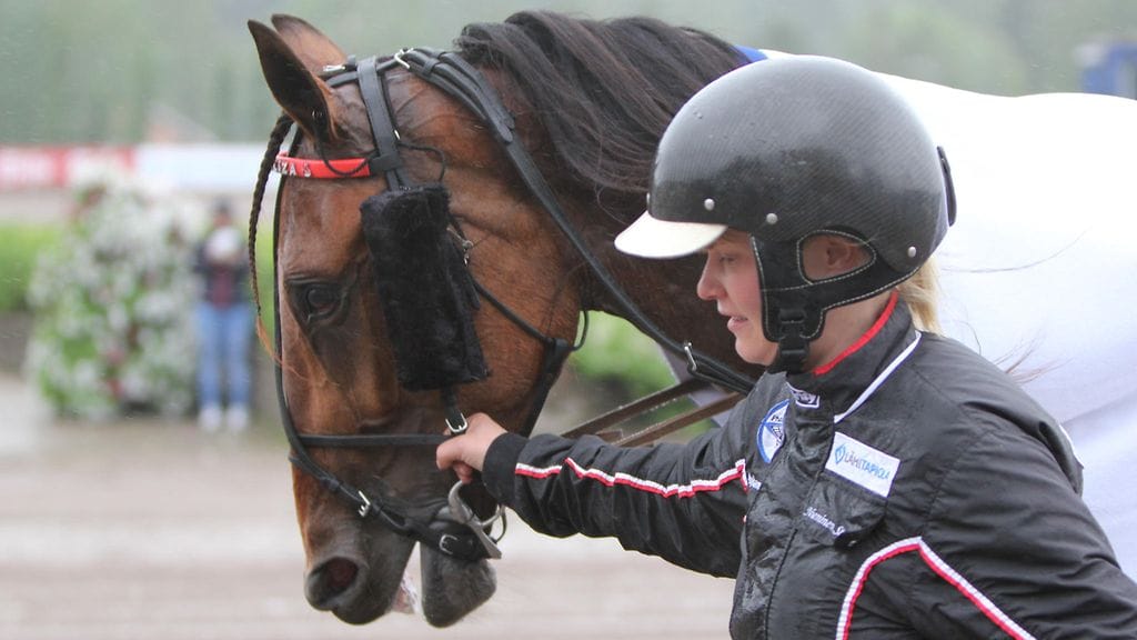 Callela Eliza on juhlinut Teivossa jo kertaalleen Kriterium-voittoa: reilu kuukausi sitten kyseessä oli 25 000 euron potin tuonut Tammakriterium-voitto. Kuvassa myös hevosenhoitaja Johanna Kyläkoski.