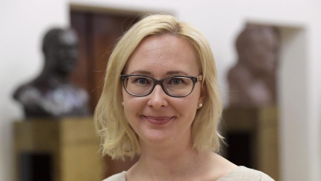 Eduskunnan puhemies Maria Lohela (ps) ennen budjettiesityksen lähetekeskustelun alkamista istuntosalin ulkopuolella valtiosalissa eduskunnassa Helsingissä 20. syyskuuta 2016.