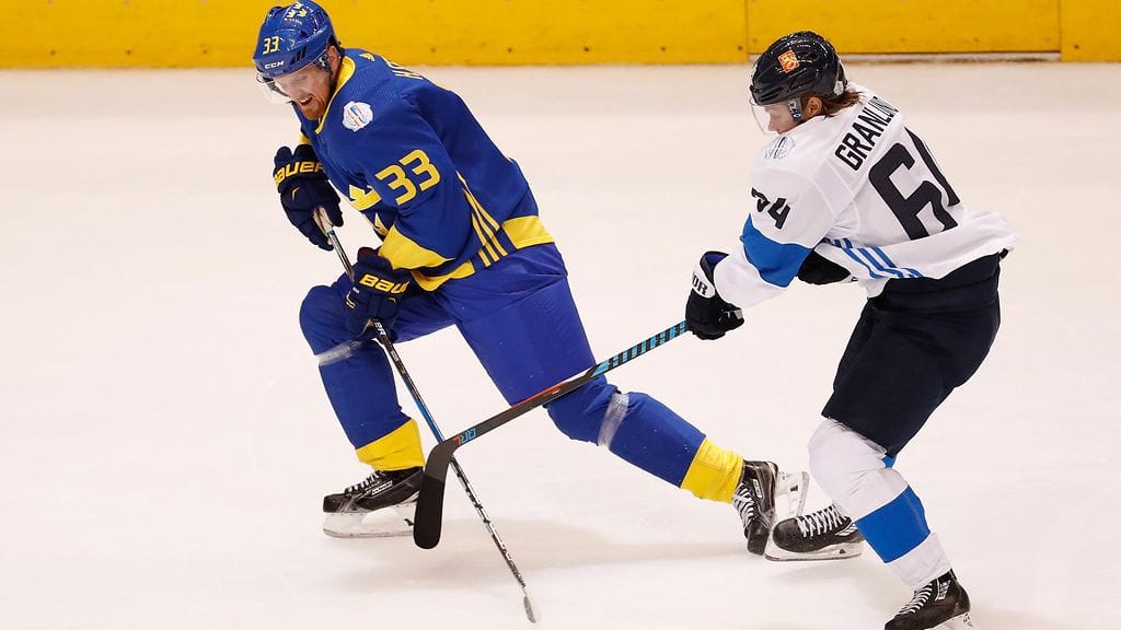 Mikael Granlund yrittää pysäyttää Henrik Sediniä.