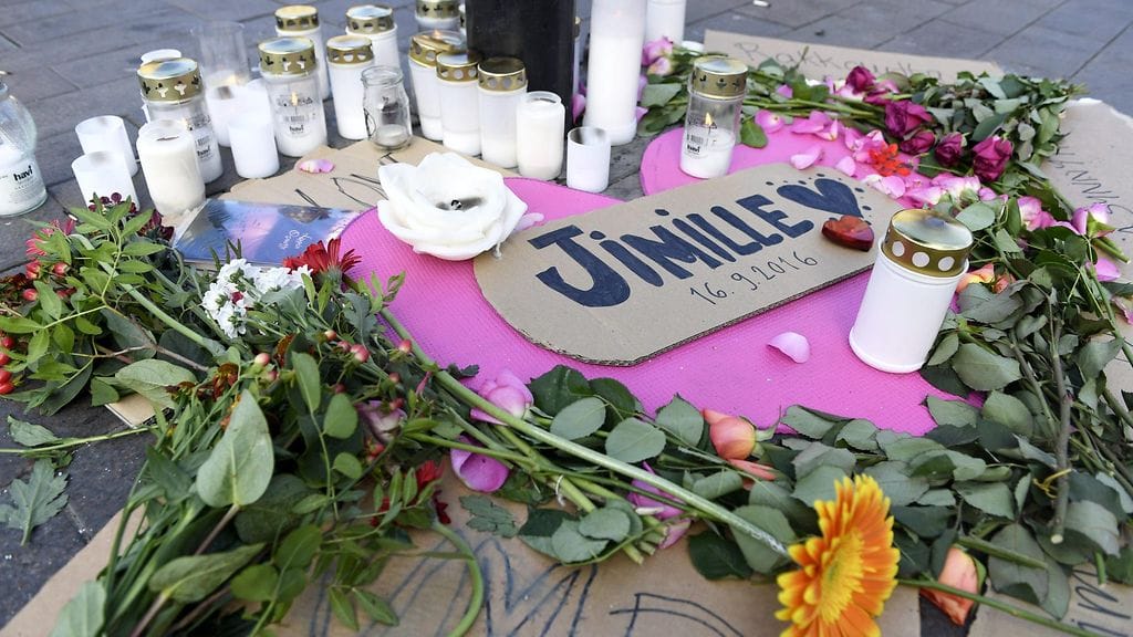 Kukkia, kynttilöitä ja kylttejä tapahtumapaikalla sunnuntaina.