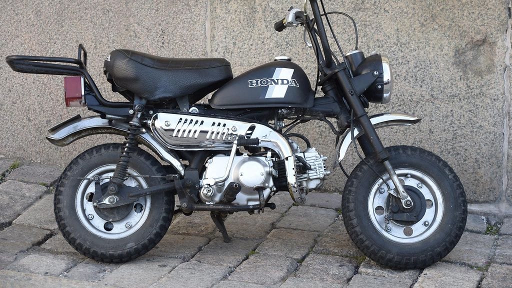 Kuvassa yksi Suomen tunnetuimmista kaksipyöräisistä, Honda Monkey.