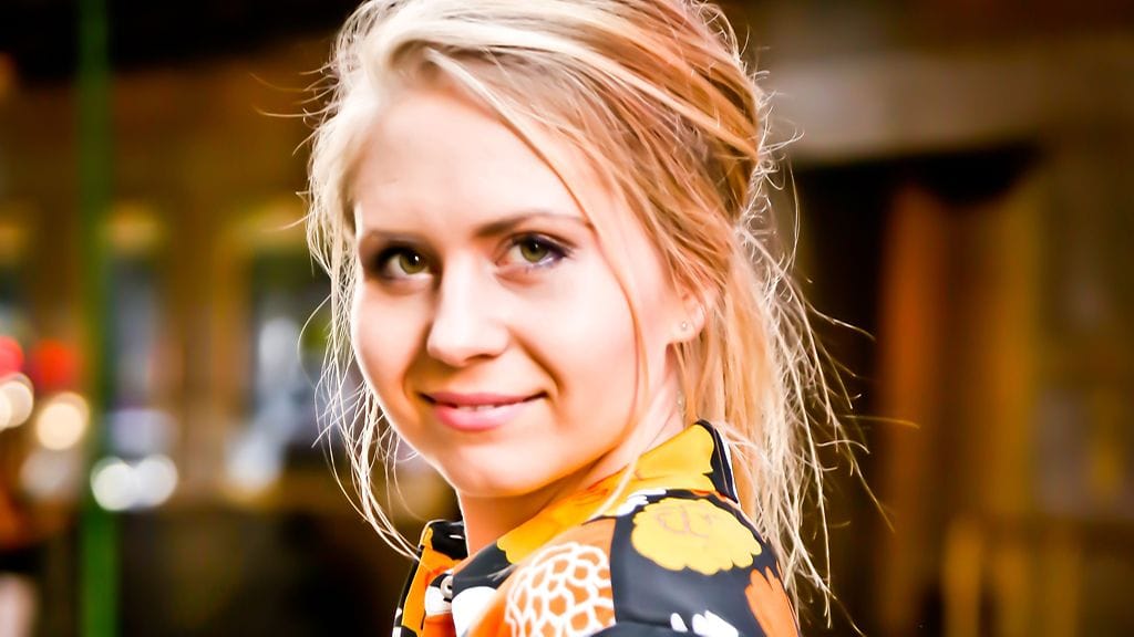 Maija Anttila luo elokuvatuottajan uraa Yhdysvalloissa. Kuva: Stephanie Zakas, vaatteet: Marimekko.