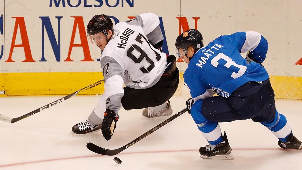 Olli Määttä ja Connor McDavid kohtasivat avauspelissä. Määttä vaikuttaa osaltaan siihen, jatkuvatko McDavidin pelit vielä World Cupissa.