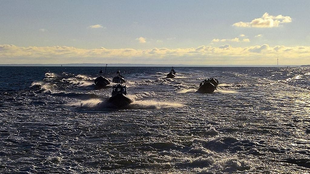 Suomen ja Viron poliisi- ja rajaviranomaiset harjoittelevat 21. syyskuuta 2016 Suomenlahdella joukkotappelun rauhoittamista matkustajalaivoilla.