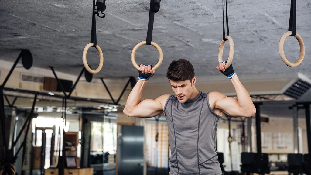 Roikkuminen on tehokas keino venyttää selkää.