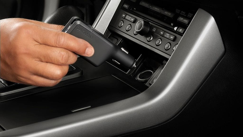 Turvalaite toimii, kun se kytketään tupakansytyttimen aukkoon.