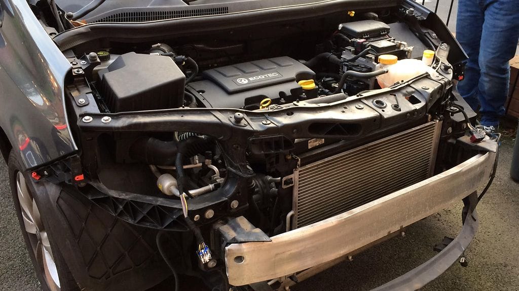 Vandaali-ryöstäjät tekivät tämännäköistä tuhoa Samanthan Corsalle.