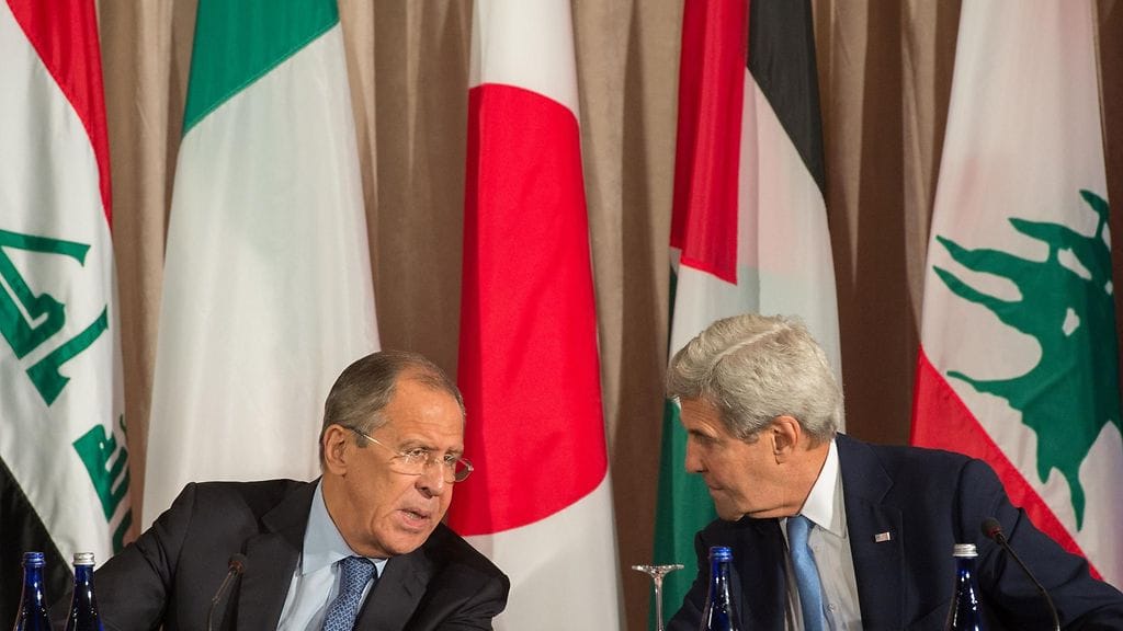 Venäjän ulkoministeri Sergei Lavrov (vas.) ja Yhdysvaltain ulkoministeri John Kerry keskustelivat Syyrian tukiryhmän kokouksessa New Yorkissa 22. syyskuuta 2016.