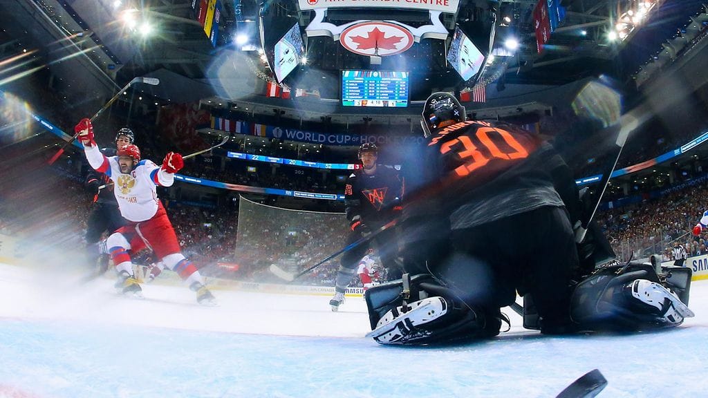 Aleksandr Ovetskin iski kiekon Pohjois-Amerikan nuorten joukkueen maaliin maanantaina.