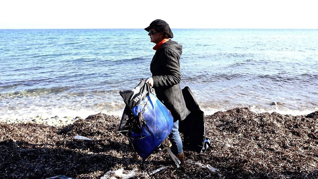 Yhdysvaltaisnäyttelijä Susan Sarandon siivosi pakolaisten pelastusliivejä Kreikan Lesboksen saarelta joulukuussa 2015. Häntä pidetään yhtenä mahdollisuutena Nobelin rauhanpalkinnon saajaksi.
