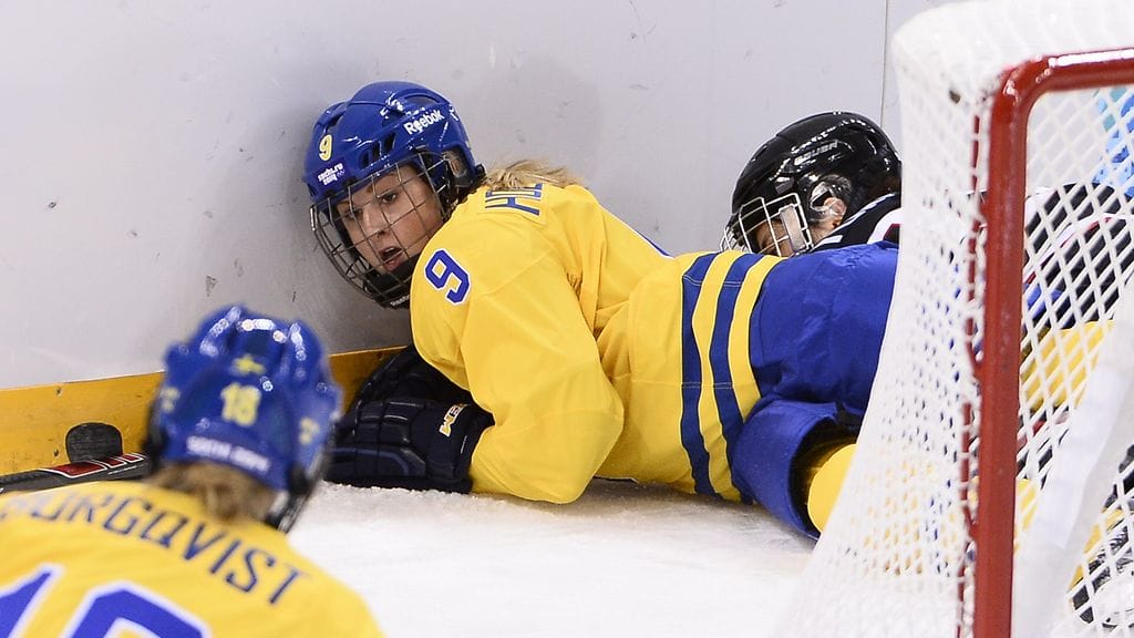 Ruotsin Josefine Holmgren ottelussa Japania vastaan Sotsin olympialaisissa.