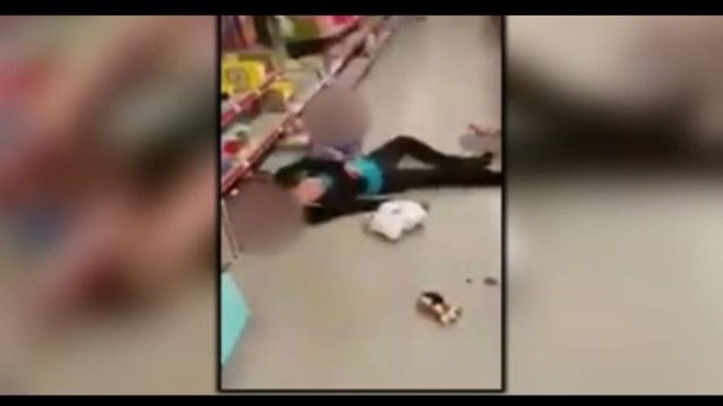 Kuvakaappaus poliisille toimitetusta videosta kauppakeskuksen tapahtumista.