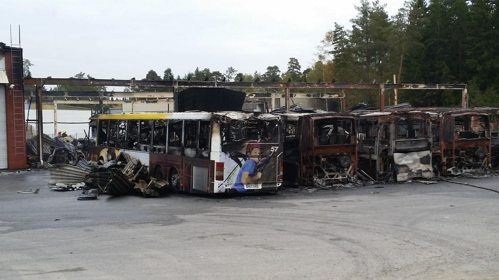 Kukaan ei loukkaantunut Runosmäessä teollisuusalueella riehuneessa, runsaasti savua muodostaneessa palossa, mutta poliisin mukaan aineelliset vahingot ovat miljoonaluokkaa.