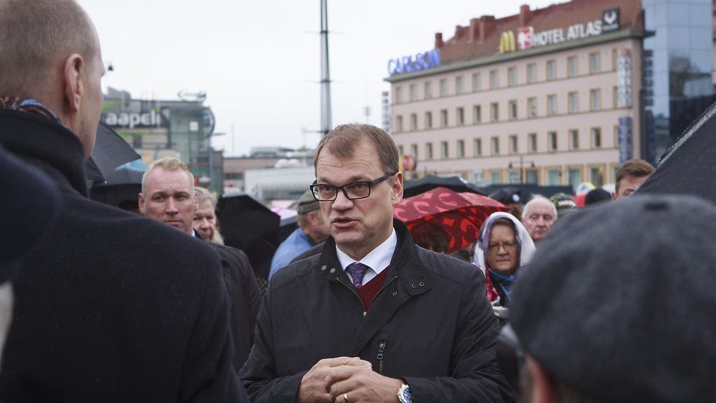 Kuvituskuvassa pääministeri Juha Sipilä osallistuu rasisminvastaiseen Emme suostu pelkäämään -mielenosoitukseen Kuopion torilla 24. syyskuuta 2016.