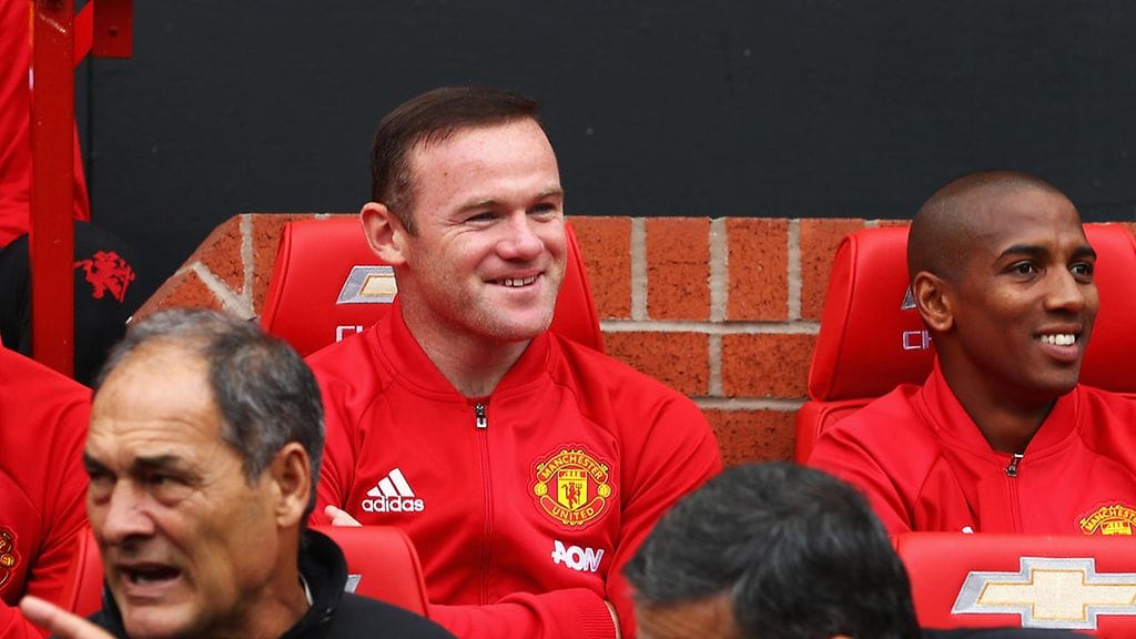 Wayne Rooney ja Ashley Young viihtyivät penkillä.