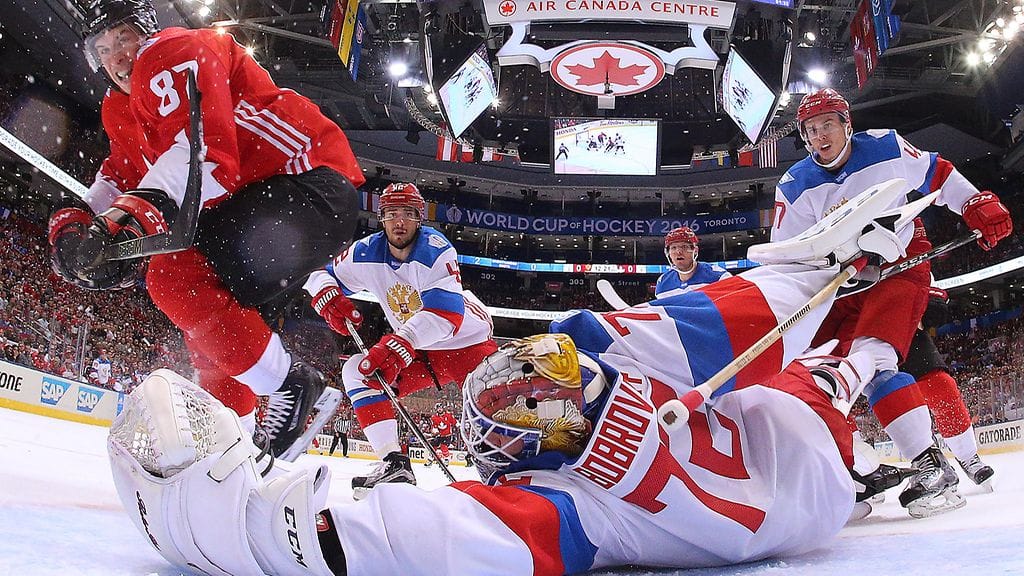 Sidney Crosby upotti Kanadan avausmaalin Sergei Bobrovskin selän taakse ensimmäisessä erässä. Crosby keräsi ottelussa tehot 1+2.