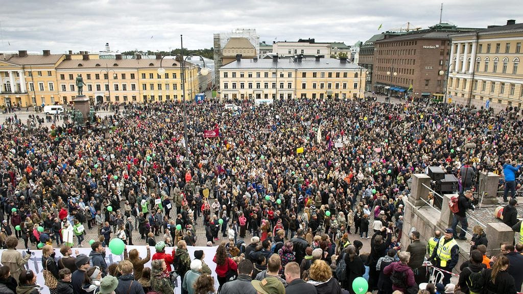 Suuri joukko ihmisiä osallistui rasismia ja fasismia vastustaneeseen Peli poikki -mielenosoitukseen Helsingissä 24. syyskuuta 2016..