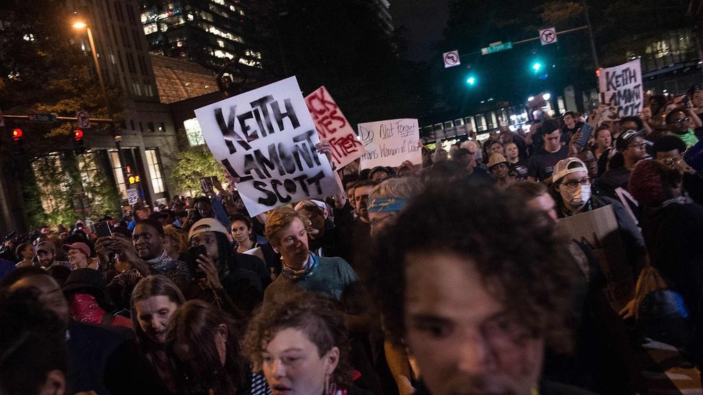 Yhdysvalloissa Charlotten kaupungissa protestoitiin viime viikolla usean päivän ajan. Poliisi ampui tiistaina aseettomaksi väitetyn mustaihoisen miehen. Viikonloppuna ampumisesta julkaistiin poliisin ja omaisten toimesta myös videoita.