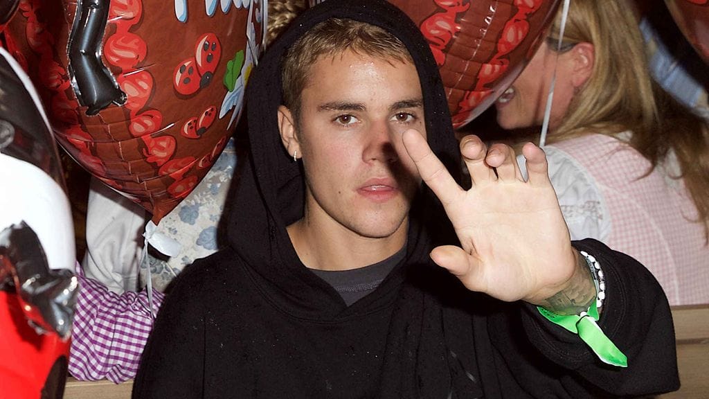Justin Bieber yritti peittää naamaansa valokuvaajilta Münchenin Oktoberfest-tapahtumassa syyskuussa 2016.