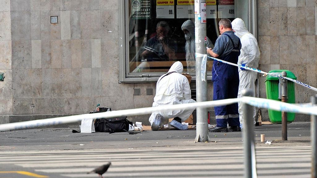 Uutistoimisto Reutersin mukaan poliisi etsii 20-25-vuotiasta miestä, joka nähtiin paikalla ennen räjähdystä.