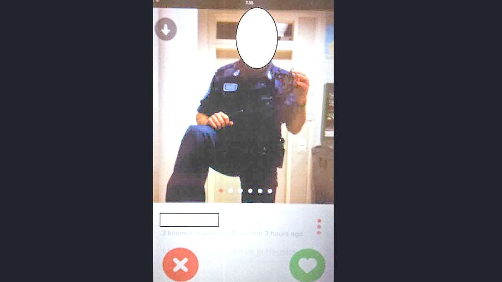 Huolestunut kansalainen lähetti poliisin palautepostiin kuvan, jossa poliisin virkapukuun pukeutunut mies poseeraa pamppu kädessä.