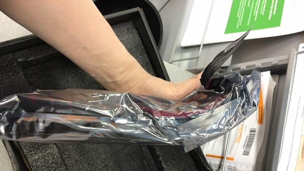 Näytönohjain oli vääntynyt käyttökelvottomaksi. On epäselvää, aiheuttiko vahingon liian kireä kuormaliina vai esimerkiksi pakkauslinjaston väliin putoaminen.