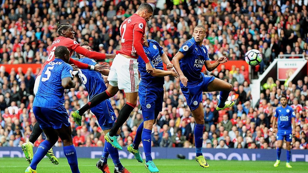 Chris Smalling iski kauden avausmaalinsa 4-1-voitossa Leicesteriä vastaan.