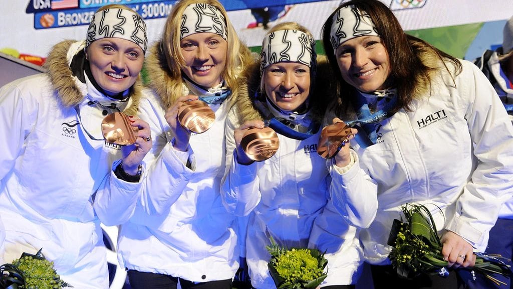 Pirjo Muranen, Virpi Kuitunen, Riitta-Liisa Roponen ja Aino-Kaisa Saarinen ottivat viestipronssia Vancouverissa. Roposen ja Saarisen välit olivat kuitenkin äärimmäisen tulehtuneet.