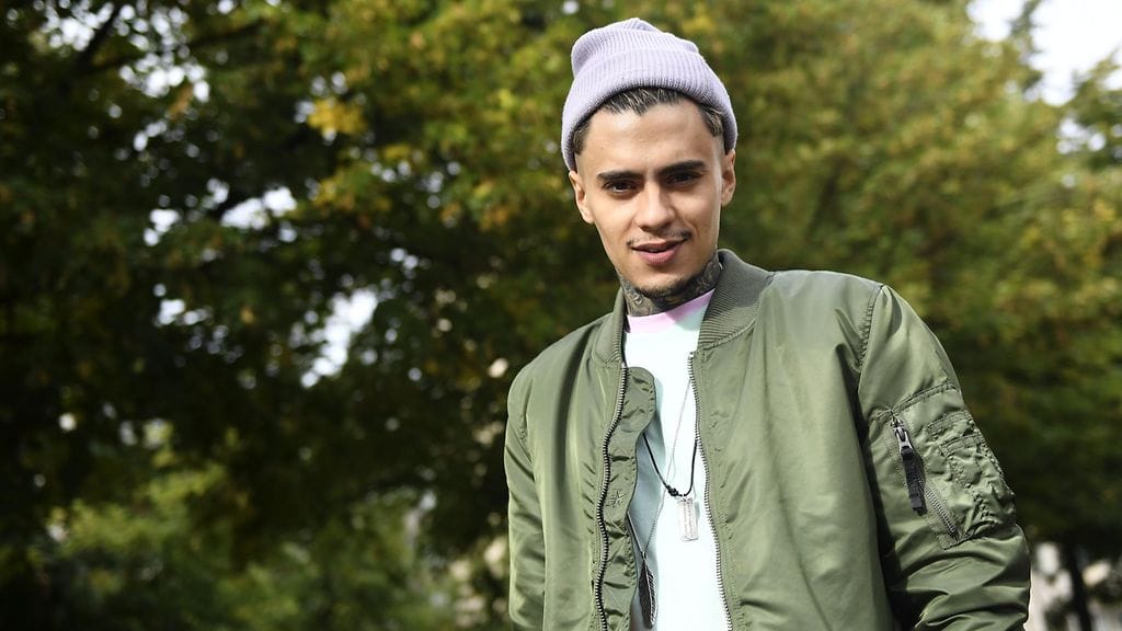 Mikael Gabriel näyttelee Pahan kukat -elokuvassa lähiössä asuvaa huumediileriä.