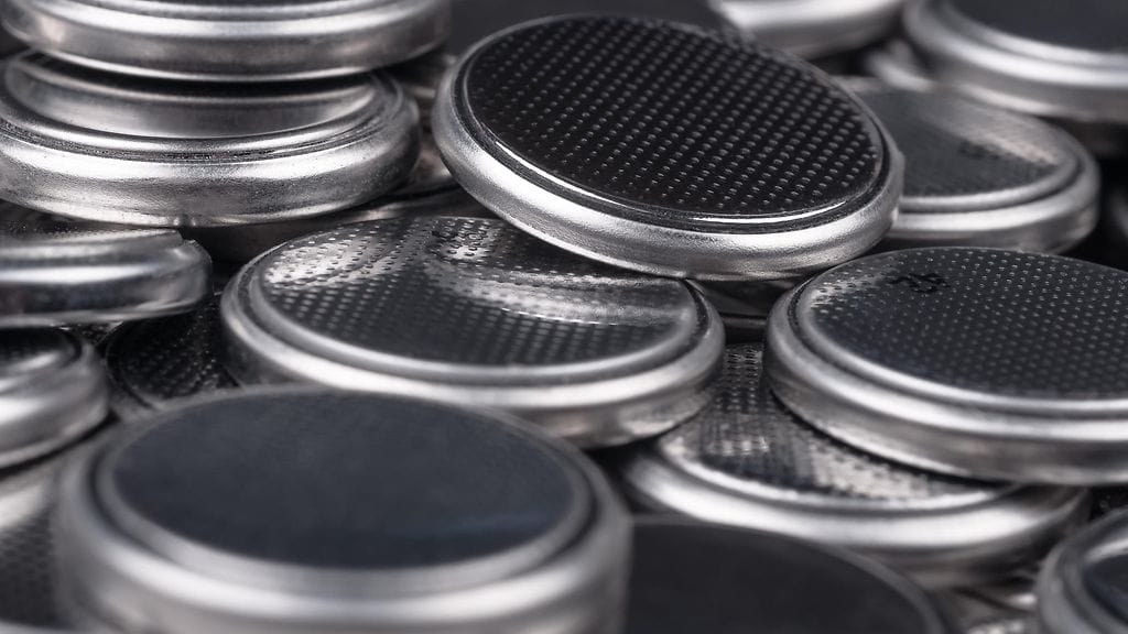 Lääkärit kehottavat vanhempia säilyttämään nappiparistoja lasten ulottumattomissa.