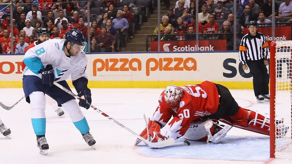 Tobias Rieder hätyytteli World Cup -ottelussa Kanadan Corey Crawfordia.