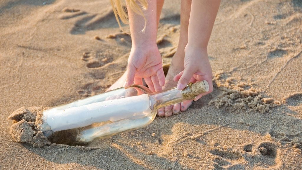 Tytön mereen laskema pulloposti ei päätynyt kauas, vaan yllätti tytön perheen kuukausia myöhemmin.