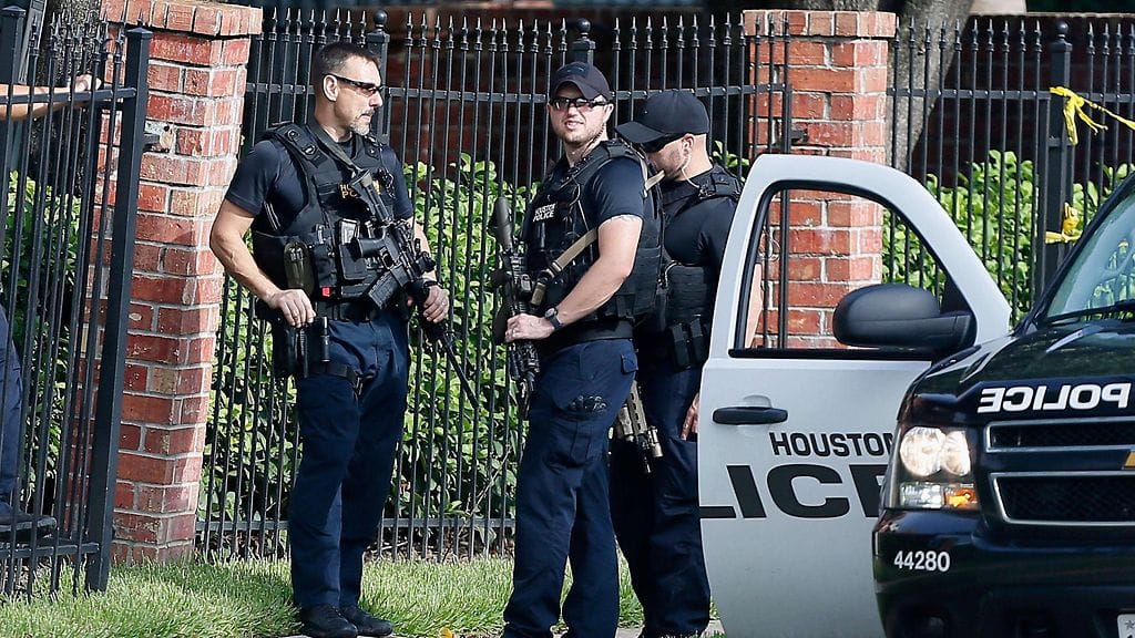 Poliiseja Texasin Houstonissa ostoskeskuksen liepeillä, missä paikallinen lakimies avasi tulen ja haavoitti useita. Poliisi ampui epäillyn.