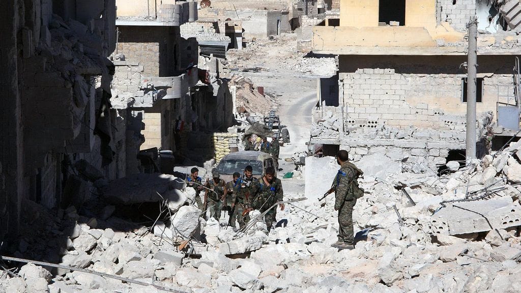 Syyrian hallituksen joukkoja raunioissa Aleppon pohjoisosassa 24.9.2016.